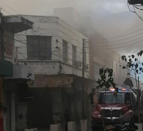 Logran sofocar incendio de bodega en el Centro de Mérida